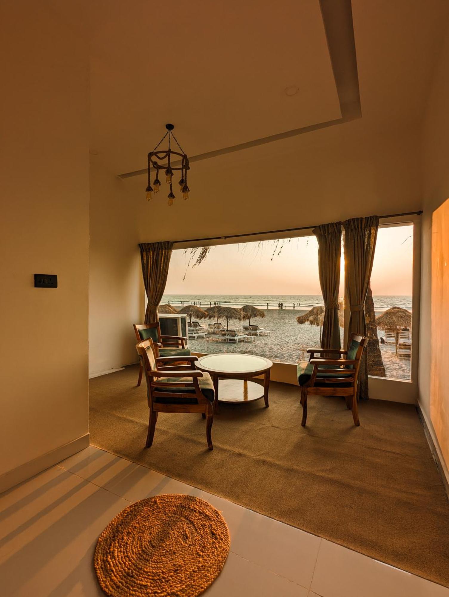 Aqua Beach Stays Ashwem Мандрем Екстериор снимка