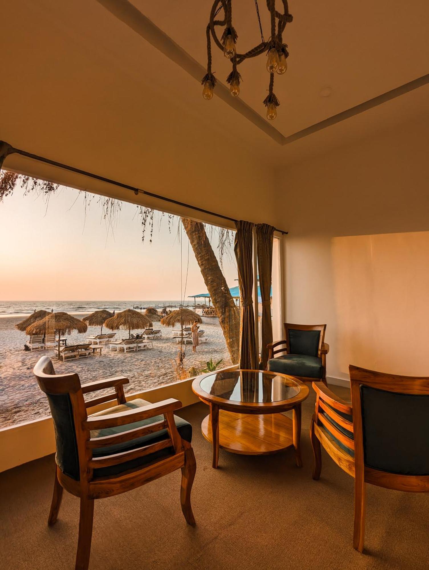 Aqua Beach Stays Ashwem Мандрем Екстериор снимка