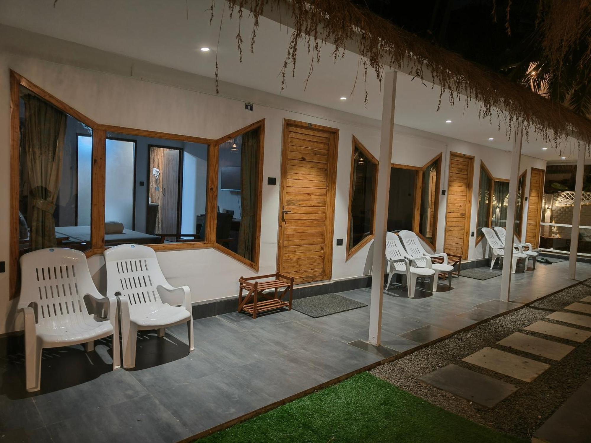 Aqua Beach Stays Ashwem Мандрем Екстериор снимка