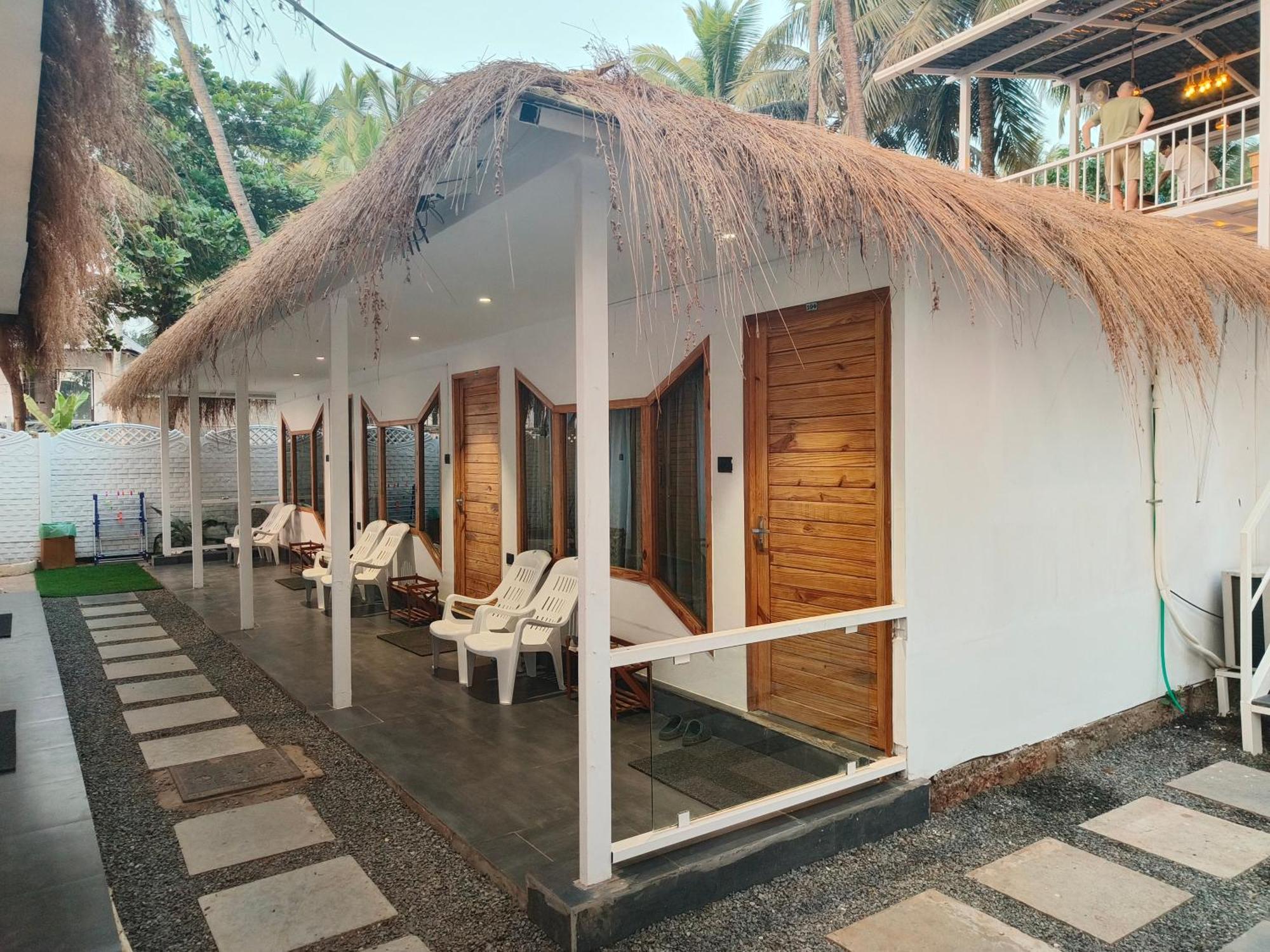 Aqua Beach Stays Ashwem Мандрем Екстериор снимка
