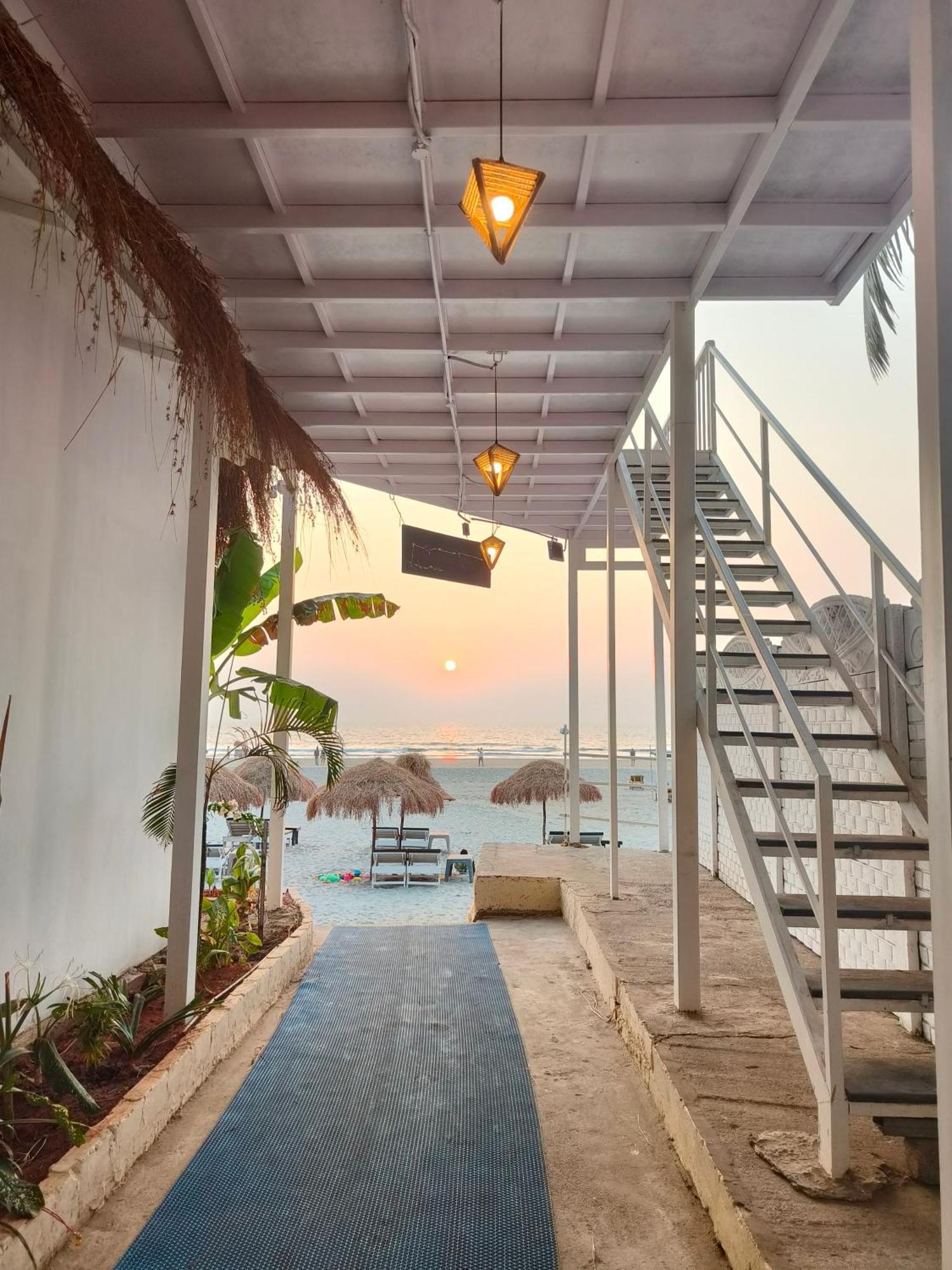 Aqua Beach Stays Ashwem Мандрем Екстериор снимка