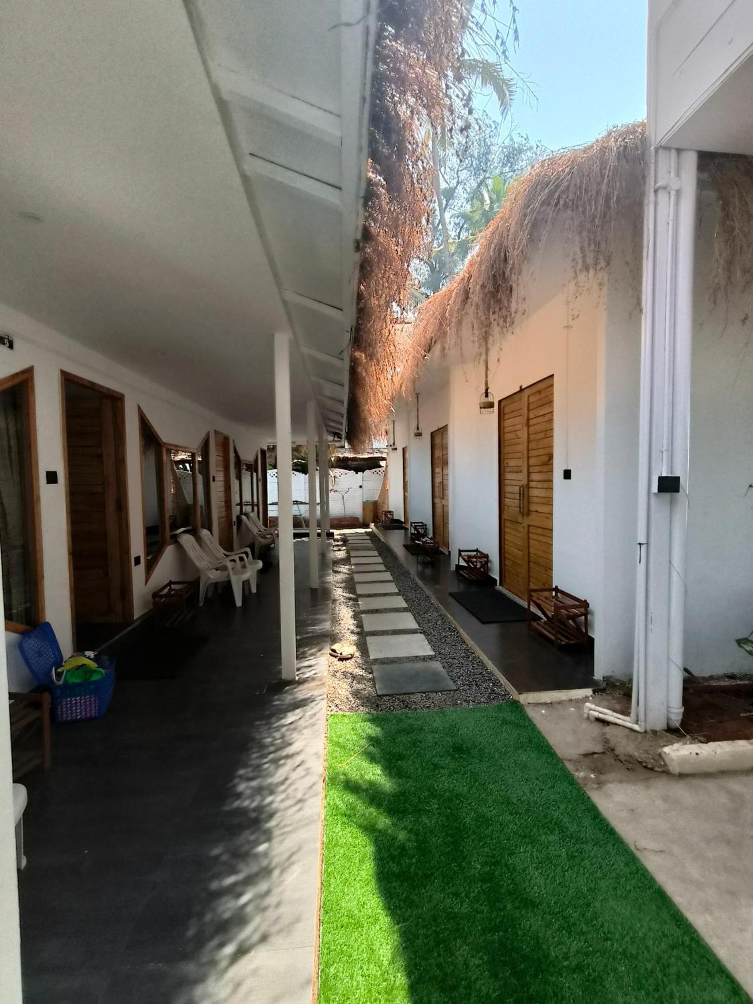 Aqua Beach Stays Ashwem Мандрем Екстериор снимка