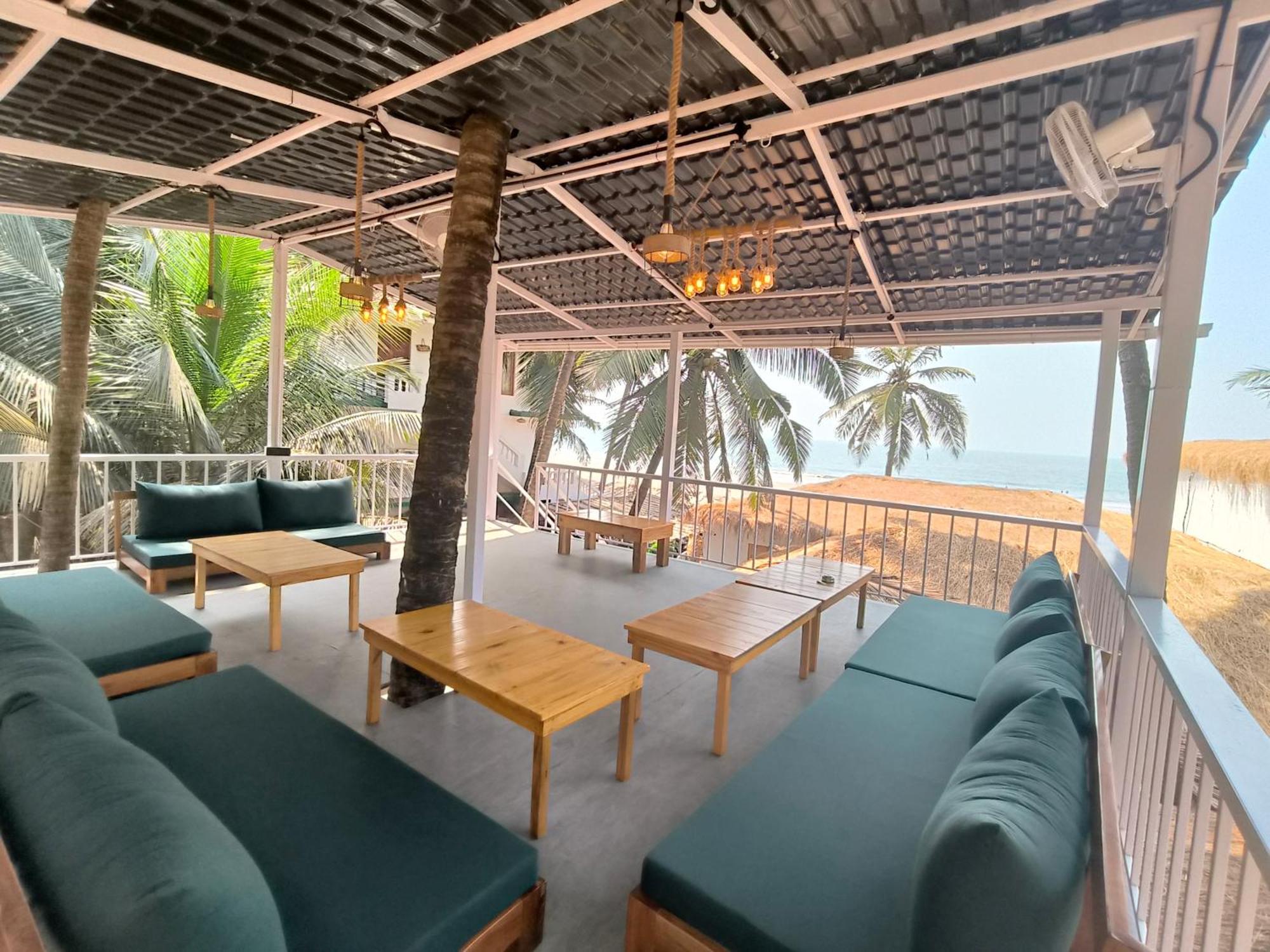 Aqua Beach Stays Ashwem Мандрем Екстериор снимка