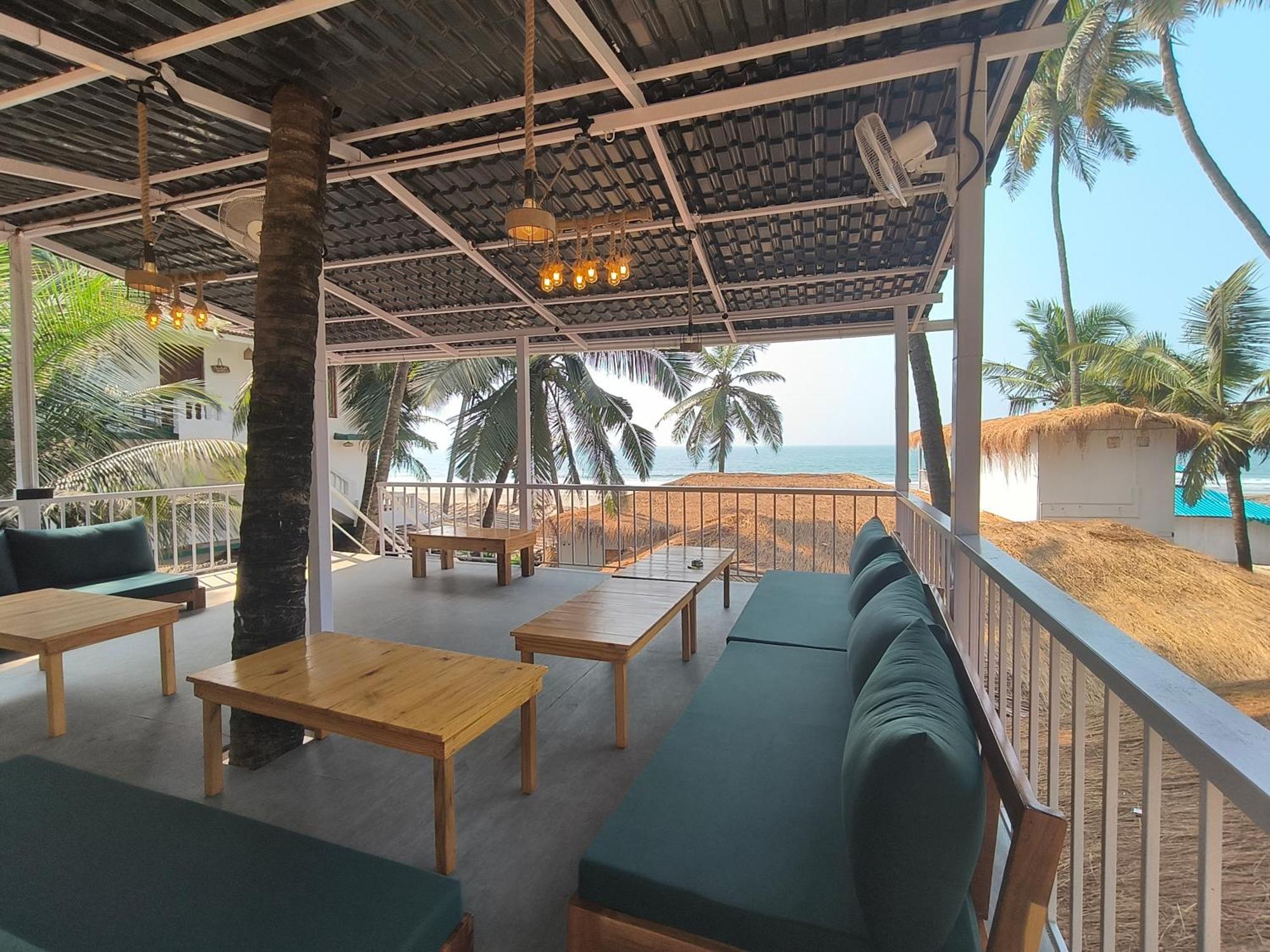Aqua Beach Stays Ashwem Мандрем Екстериор снимка
