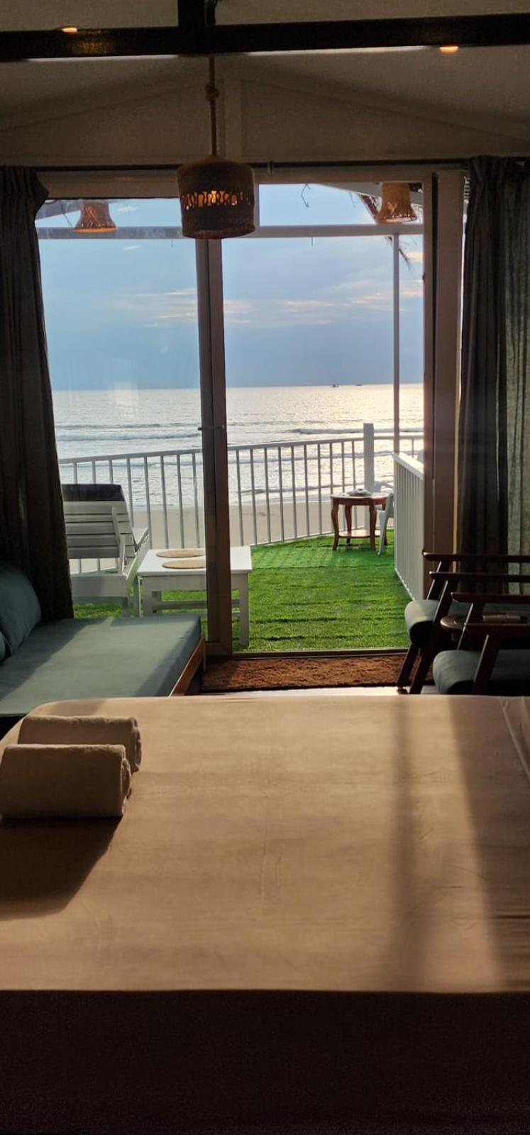 Aqua Beach Stays Ashwem Мандрем Екстериор снимка