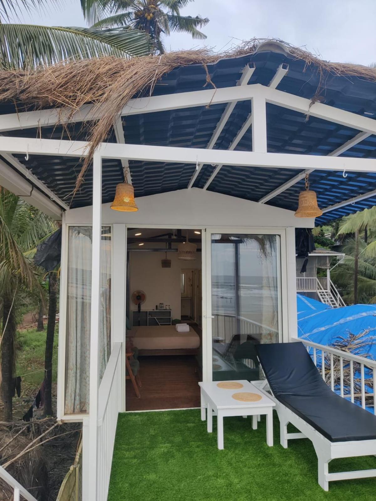 Aqua Beach Stays Ashwem Мандрем Екстериор снимка